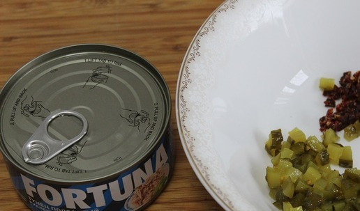 1. Этап. Сырный рулет с тунцом: Огурцы и вяленые томаты мелко порезать.