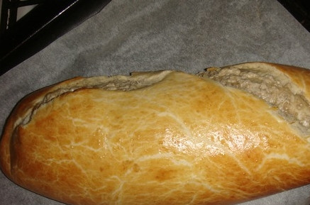 1. Этап. Рулет с халвой: 3. Запекаем в духовке час при 180 градусах. Вообще, рулет может приготовиться и раньше, и чуть позже, зависит от того, какое у вас тесто, и какая мощность духовки. Так что время от времени лучше проверяйте тесто на готовность зубочисткой.