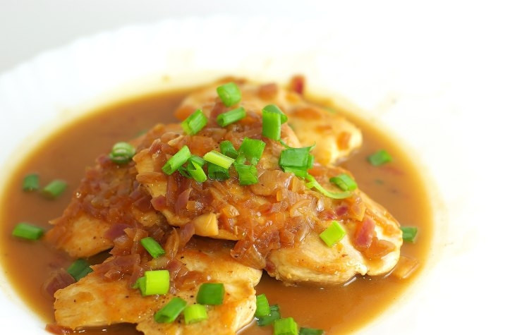 1. Этап. Курица по-испански: Курицу по-испански подаем в большим количеством соуса, посыпав зеленым луком. Приятного аппетита!