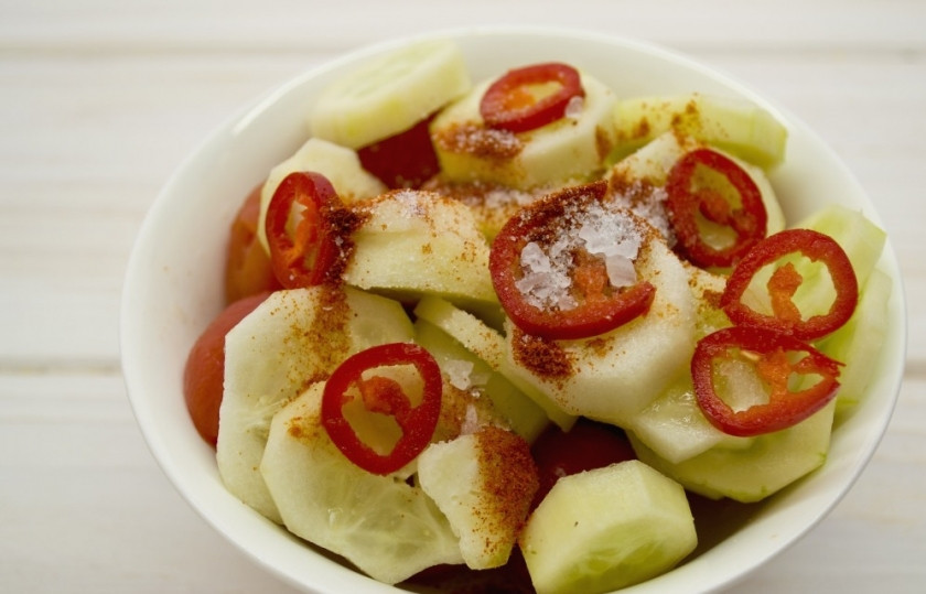 1. Этап. Суп Гаспачо из помидоров: 5. По вкусу добавляю паприку (у меня 1 чайная ложка) и крупную морскую соль (можно йодированную), измельченный чеснок.