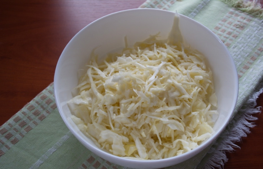 1. Этап. Салат в бокале: Капусту белокочанную нашинковать острым ножом тонко.