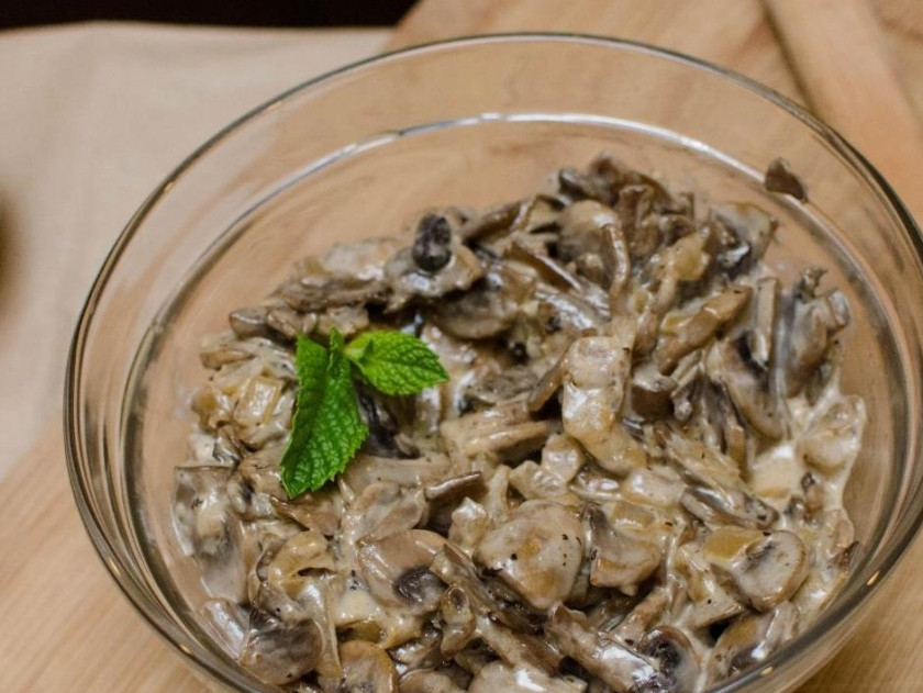 1. Этап. Шампиньоны в вине: Подаем к столу шампиньоны в вине либо в холодном, либо в горячем виде. Приятного аппетита!