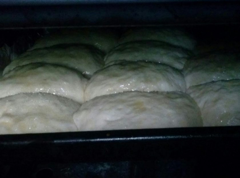 1. Этап. Выпечка на сыворотке: 3. Когда тесто поднимется, из него можно начинать лепить булочки. Сейчас сезон абрикосов, поэтому я решила приготовить выпечку с этими фруктами. Абрикосы я нарезаю мелкими кубиками и посыпаю сахаром, а уже затем кладу на лепешки теста и слепливаю края, формируя булочки. Выкладываем заготовки плотно друг к другу на смазанный противень. Когда они немного постоят, смажьте верх взбитым яйцом и посыпьте сахаром.