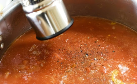 1. Этап. Суп с консервированными помидорами: Посолите, поперчите и добавьте куриного бульона.