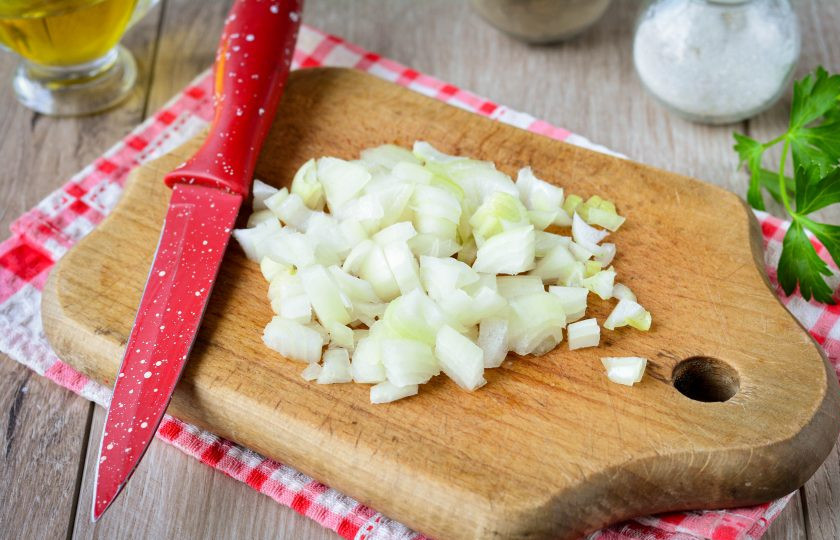 1. Этап. Салат из свеклы с жареным луком: Лук нарежьте кубиками для салата.