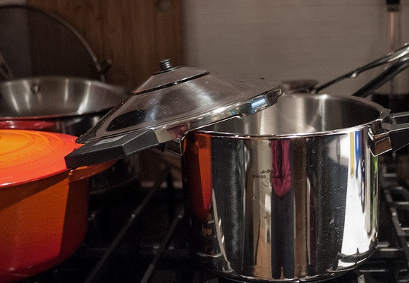 1. Этап. Буженина на сковороде: 3. Так как кусочек мяса довольно большой, чтобы он как следует проготовился, необходимо использовать воду, которую нужно довести до кипения в большой кастрюле.