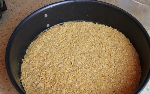 1. Этап. Творожный пирог с клубникой: 1. Печенье перетираем в крошку вместе с размягченным маслом. Укладываем плотным слоем на дно разъемной формы.