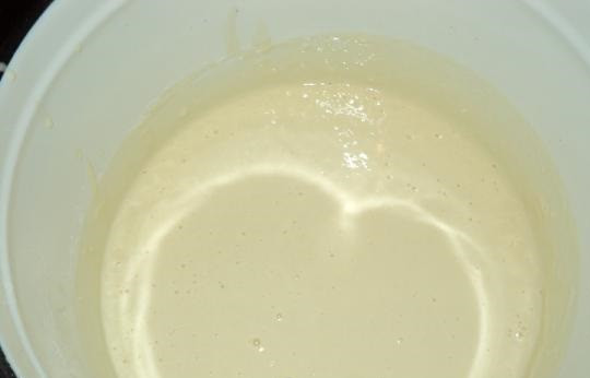 1. Этап. Блинчики с куриной печенью: 4. Далее можно постепенно всыпать муку, взбивая тесто без комочков.