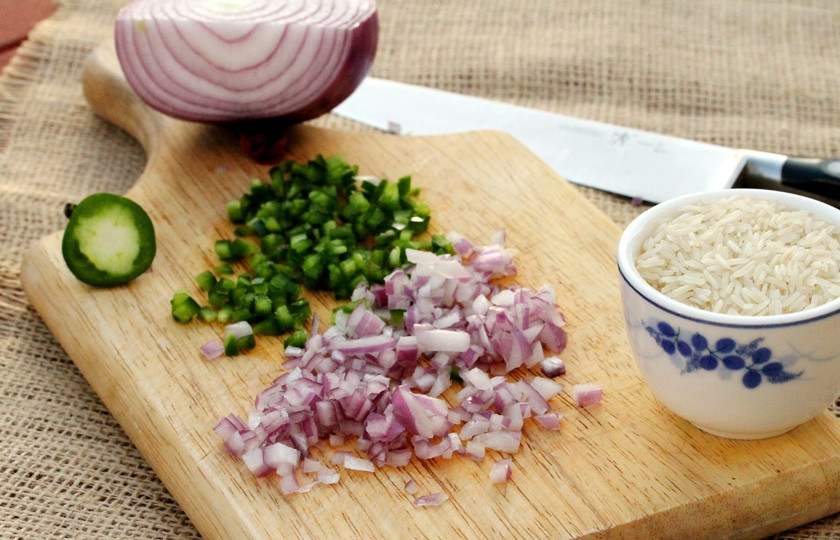 1. Этап. Курица по-японски: Мелко нарежьте красный лук и горький перец.