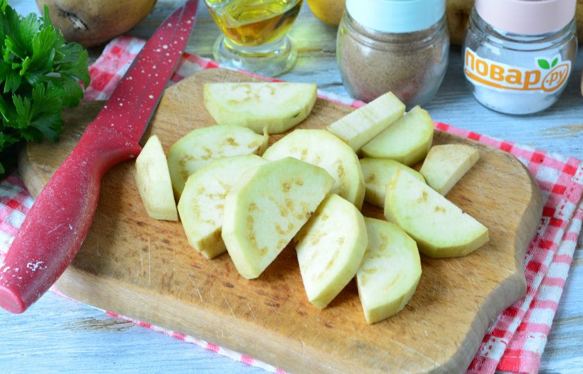 1. Этап. Рагу из желудочков с баклажанами: Баклажаны почистите и нарежьте полукольцами. Присыпьте солью и оставьте на 10 минут, чтобы вышла горечь.