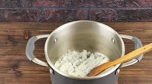 1. Этап. Шорпо: В казане или кастрюле с толстым дном разогрейте масло. Обжарьте в нём до золотистого цвета измельчённый лук.