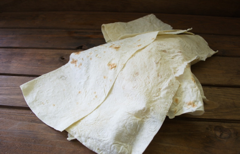 1. Этап. Лаваш с копченым сыром: Лаваш нарезать тонкими полосками.