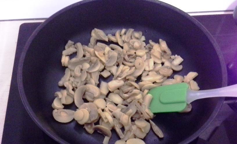 1. Этап. Паста с ветчиной и грибами в сливочном соусе: Грибы порежьте и обжарьте на разогретой сковороде в течение 3 минут.