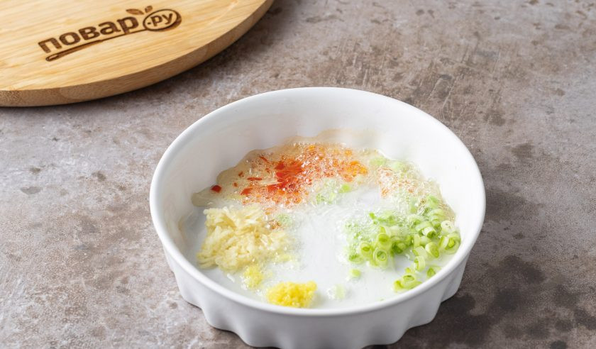 1. Этап. Корейский салат с грибами: Подогрейте растительное масло и полейте горячим на подготовленные ингредиенты.