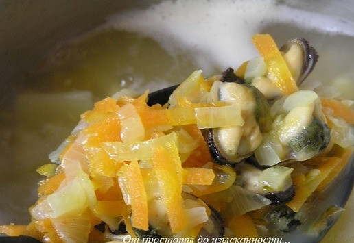 1. Этап. Суп с жёлтой чечевицей и мидиями: Затем добавьте мидии с овощами. Варите суп до готовности картофеля.