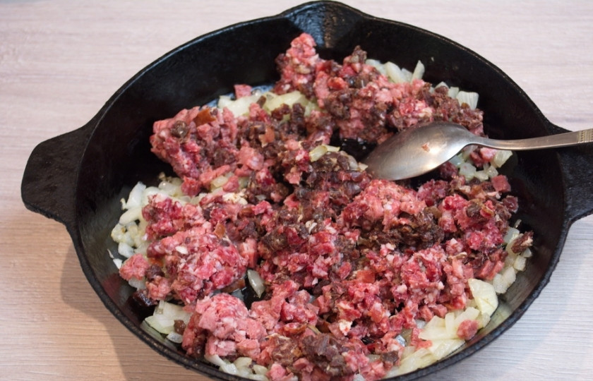 1. Этап. Солянка сборная (мясная, домашняя): Добавляем нарезанные копченые изделия.