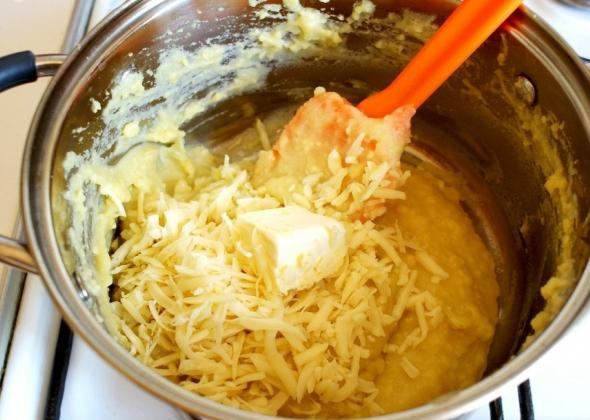 1. Этап. Полента: Доводим воду в кастрюльке до кипения. Как закипит - тонкой струйкой вводим кукурузную муку. Варим на медленном огне, помешивая, до загустения каши. Затем добавляем тертый сыр и масло, перемешиваем и снимаем с огня.