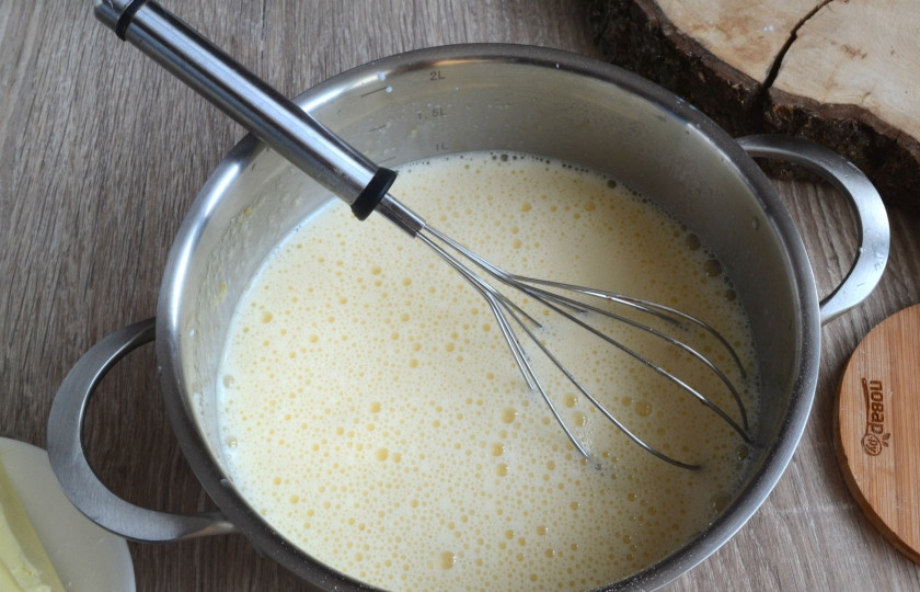 1. Этап. Торт Парижский коктейль: Для крема яйца смешайте с сахаром и мукой. Влейте молоко. Поставьте массу на медленный огонь, доведите до кипения, постоянно помешивая венчиком.