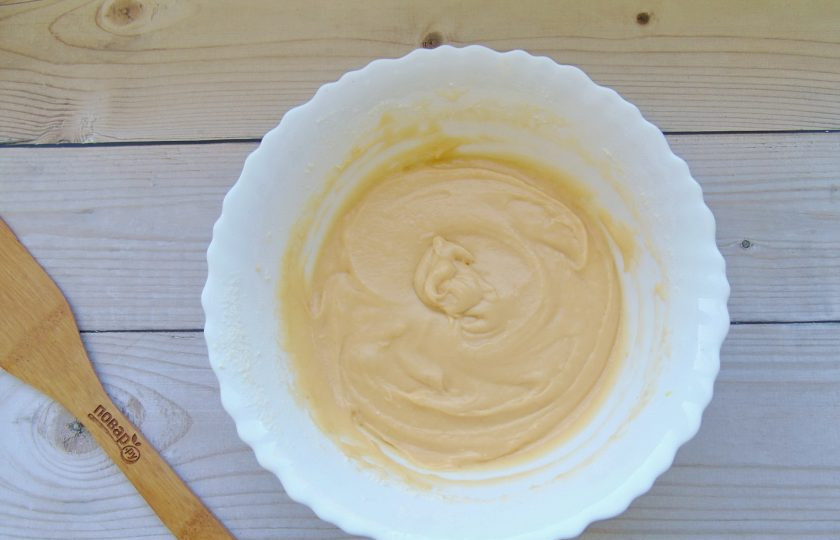 1. Этап. Лимонный кекс с сиропом: Замесите тесто по консистенции, как на густые оладьи.