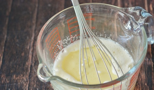 1. Этап. Сочный пирог с консервированными персиками: Влейте молоко и масло и еще раз взбейте.