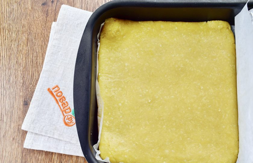 1. Этап. Лимонно-кокосовые квадратики: Распределите тесто в квадратную форму для запекания (20х20 см). Моя форма больше, поэтому я уменьшила ее размеры таким образом: поместила тесто на пергамент и загнула его на цилиндр в фольге. Поставьте выпекаться корж в разогретую до 180 °C духовку на 15 минут. Остудите.