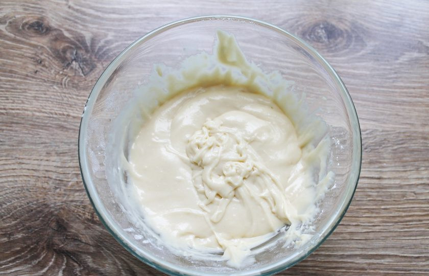 1. Этап. Торт Вриндаван: Перемешайте до однородного теста. Оно должно быть как густая сметана.