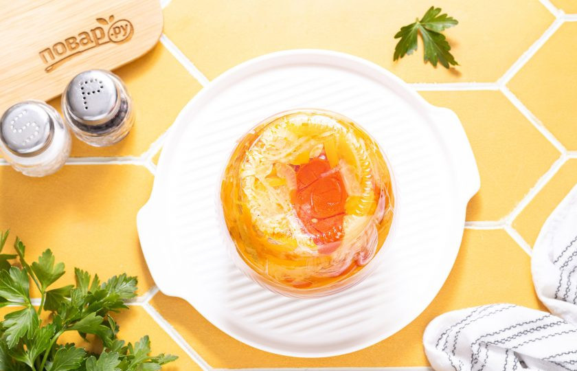 1. Этап. Салат Осенний на зиму: Закрутите крышками, переверните вверх дном банки и укутайте в полотенце. Оставьте так до полного остывания.