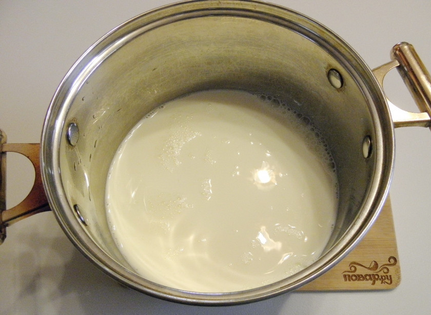 1. Этап. Бешамель соус: 2. Молоко хорошо подогрейте, чтобы было горячим, но не доводите его до кипения. Снимите с огня.