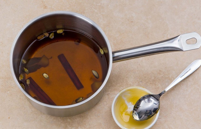 1. Этап. Сбитень столбушинский: Когда вода начнет закипать, добавьте мёд и тщательно все перемешайте. Снимите сотейник с огня.