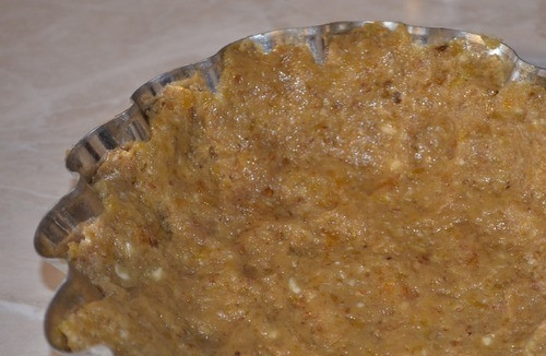 1. Этап. Чизкейк низкокалорийный: Формочку для будущего чизкейка смажьте растительным маслом. Выложите в нее подготовленную массу, разровняйте. Выпекайте около десяти минут при двухстах градусах в духовом шкафу.