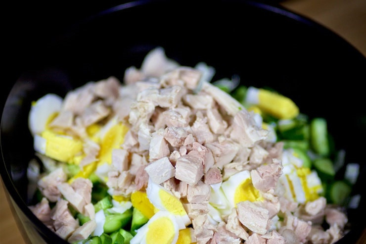 1. Этап. Салат с отварной курицей, яйцом и овощами: 5. Измельчите курочку.