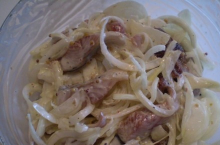 1. Этап. Селедка с луком: Перекладываем в наш соус кусочки филе и икру, при желании можно добавить немного соли и уксуса. Перемешиваем и ставим на 2 часа в холодильник, чтобы все блюдо пропиталось.