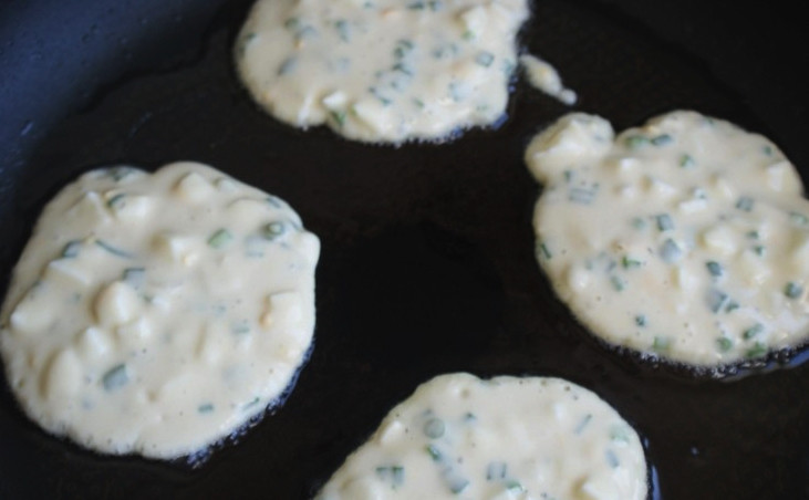 1. Этап. Оладьи с луком и яйцом на кефире: Сковороду хорошо разогрейте, налейте на неё растительное масло. При помощи столовой ложки налейте тесто на сковороду, формируя небольшие круглые оладьи. Установите средний огонь.