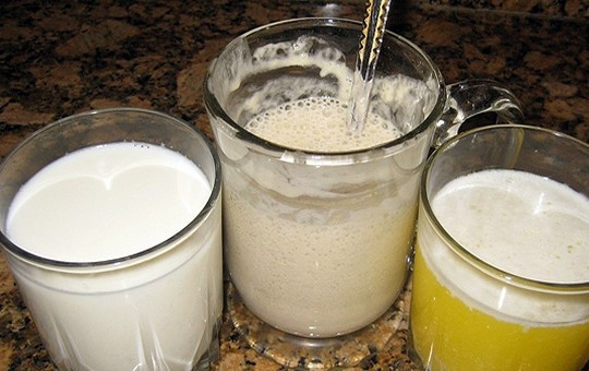 1. Этап. Шакер-бура: Сначала приготовьте опару. В миске смешайте первые 4 ингредиента: сухие дрожжи, муку и сахар, затем влейте теплую воду, перемешайте до однородности и оставьте в теплом месте на 10-15 минут. Тем временем, на слабом огне растопите сливочное масло и отдельно подогрейте молоко.