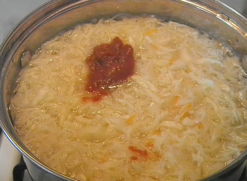 1. Этап. Постные щи из квашеной капусты: В кипящую соленую воду добавьте капусту и томатную пасту. Варите суп 30 минут.