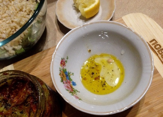 1. Этап. Салат из рукколы с рисом, огурцом и вялеными помидорами: 6. Для заправки смешиваем масло от вяленых помидор (у меня оно с ароматными травками и чесноком) и лимонный сок.