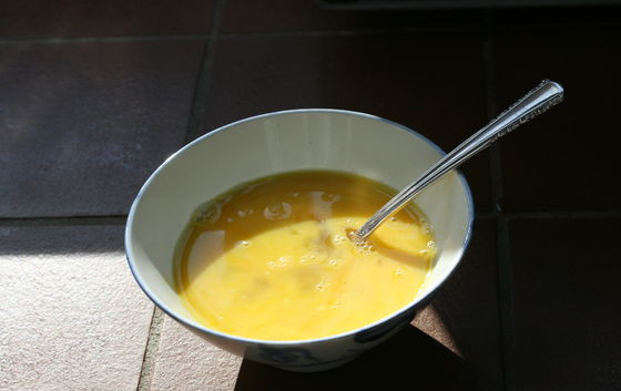 1. Этап. Яичница-болтунья простая: Яйца взбить.