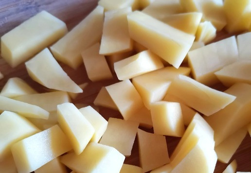 1. Этап. Суп Метис: Через пару минут добавить в суп нарезанный кубиками картофель.