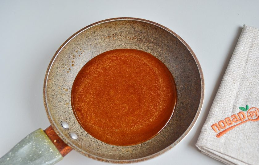 1. Этап. Креп Сюзетт (Crepe Suzette): 11. Как только сахарные кристаллики расплавились, порежьте на кусочки масло.