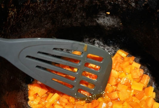 1. Этап. Морковь с зелёным горошком: 2. Затем разогреваем на сковороде растительное масло и обжариваем кубики.