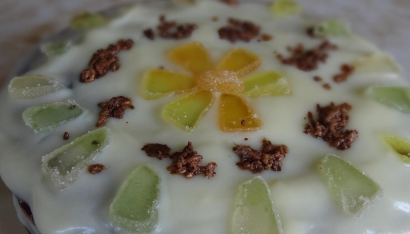 1. Этап. Быстрый тортик: 15. Сверху также поливаю кремом и украшаю мармеладом, тертым шоколадом. Торт получается очень нежным, поэтому его можно есть сразу, но в идеале нужно, чтобы он постоял пару часов.