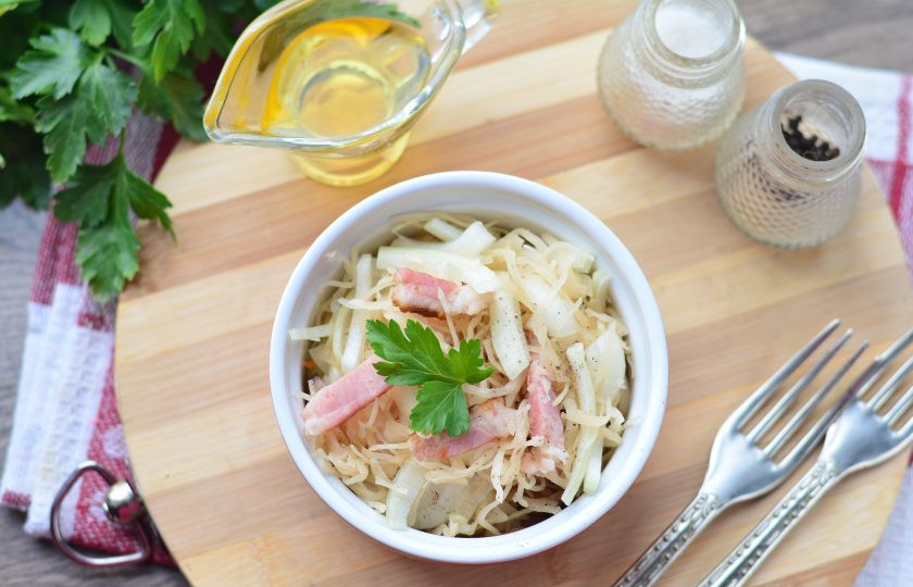 1. Этап. Салат с квашеной капустой и жареным беконом: Сразу подавайте к столу. Приятного аппетита!