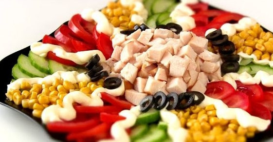 1. Этап. Салат праздничный за 10 минут: 3. Слегка присолите салат и украсьте майонезом. В конце выложите маслины (вокруг куриной грудки). Приятного аппетита!