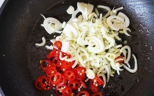 1. Этап. Папоротник с мясом: 4. Выложите на сковороду, в которой жарили мясо, и обжарьте на среднем огне.