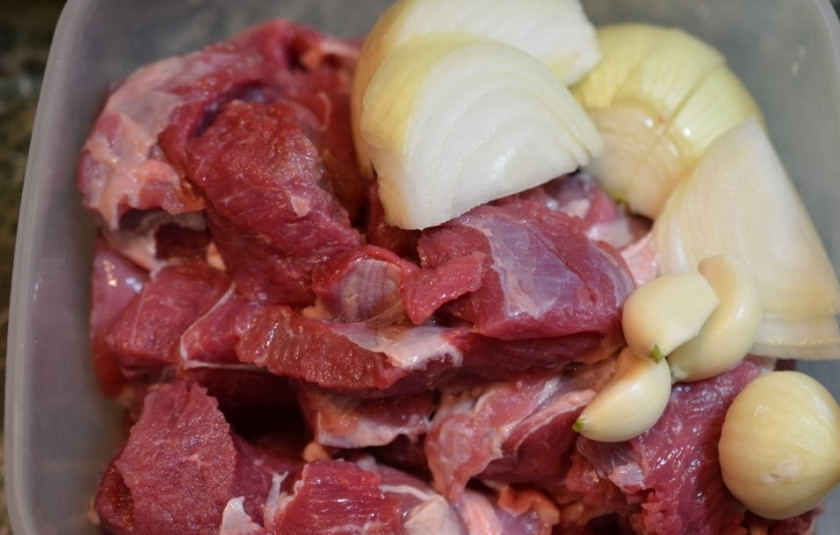 1. Этап. Шахлет: Мясо нарежьте, лук и чеснок почистите и нарежьте.