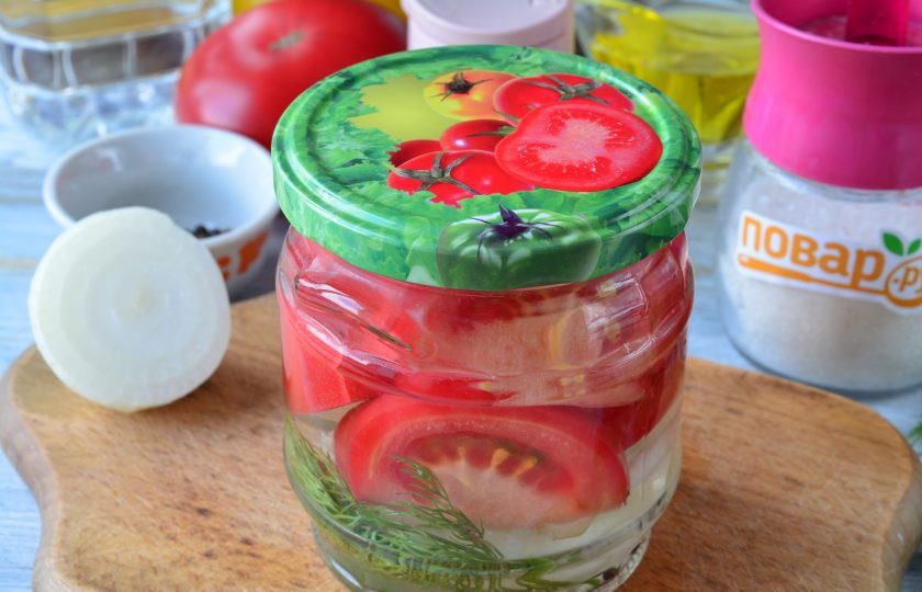 1. Этап. Сладкие маринованные помидоры дольками: Остывшие банки с помидорами храните в темной прохладной кладовой. Выход — две баночки по 0,5 литра.