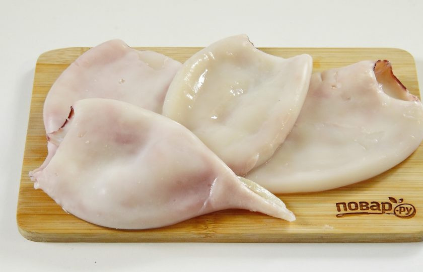 1. Этап. Фаршированные кальмары: 8. Очистите кальмары от шкурки, удаляя хорду и внутренности. Срежьте аккуратно хвосты кальмаров. По желанию можно их и оставить, но я предпочитаю удалять.