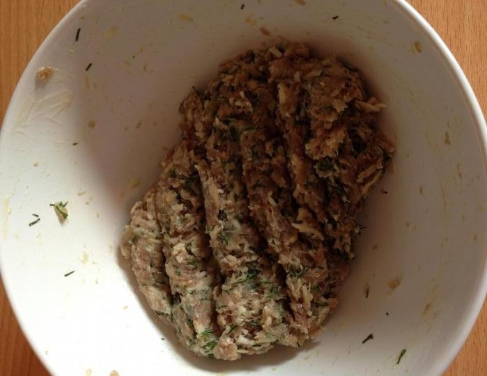 1. Этап. Картофельные зразы с фаршем в духовке: Укроп мелко порежьте и добавьте в фарш.