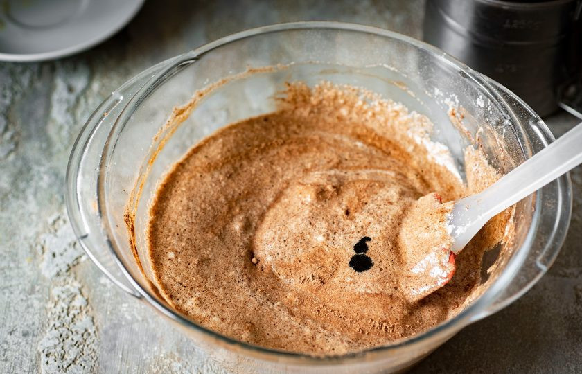 1. Этап. Черный бисквит: Вмешайте какао, добавьте гелевый краситель.