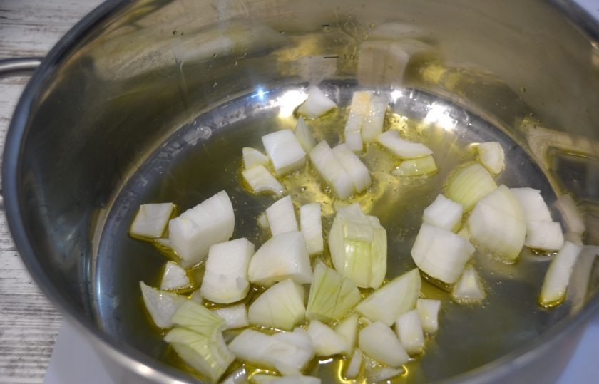 1. Этап. Говядина в перечном соусе: Крупно нарежьте одну луковицу. Потушите ее в сотейнике с толстым дном на небольшом огне на смеси сливочного и растительного масла.